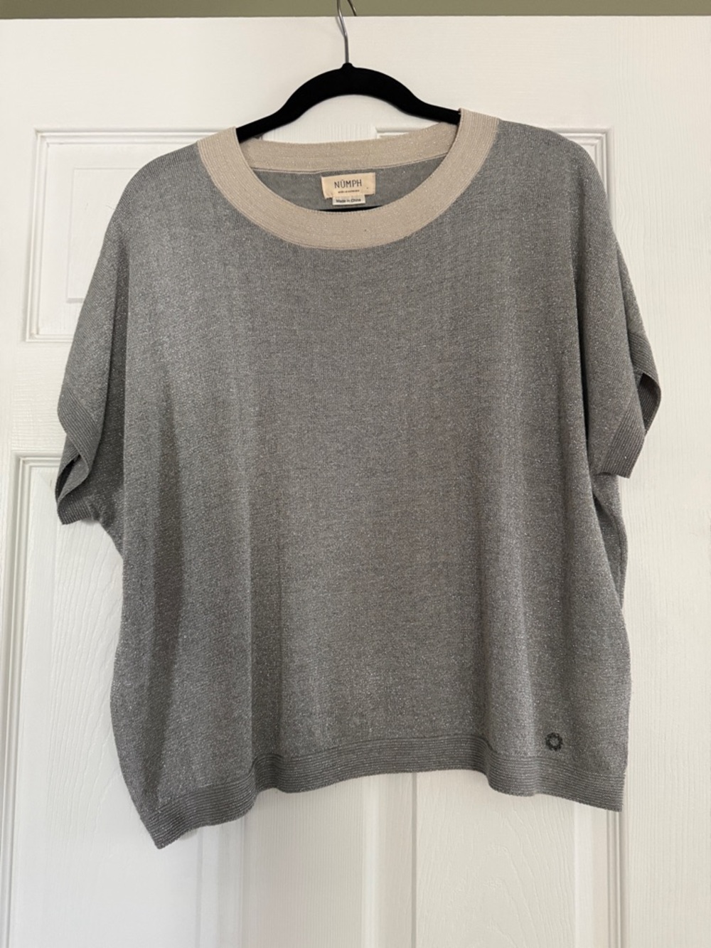 NÜMPH Silver Gray Short Sleeve Knit Top with Cream Trim